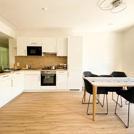 230 Lux Furnished Flat * Beaufort